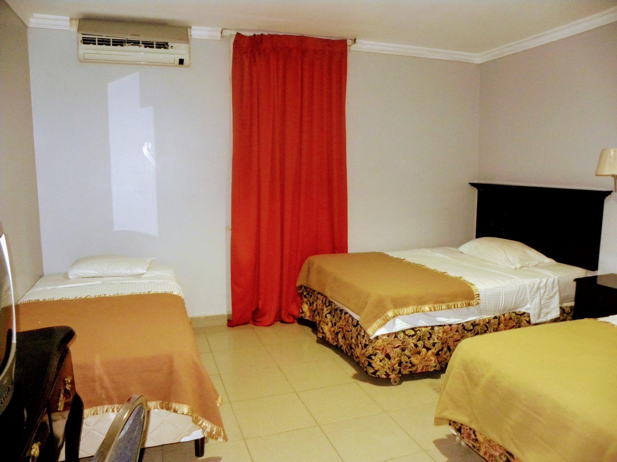 Meryland Hotel Colon Esterno foto
