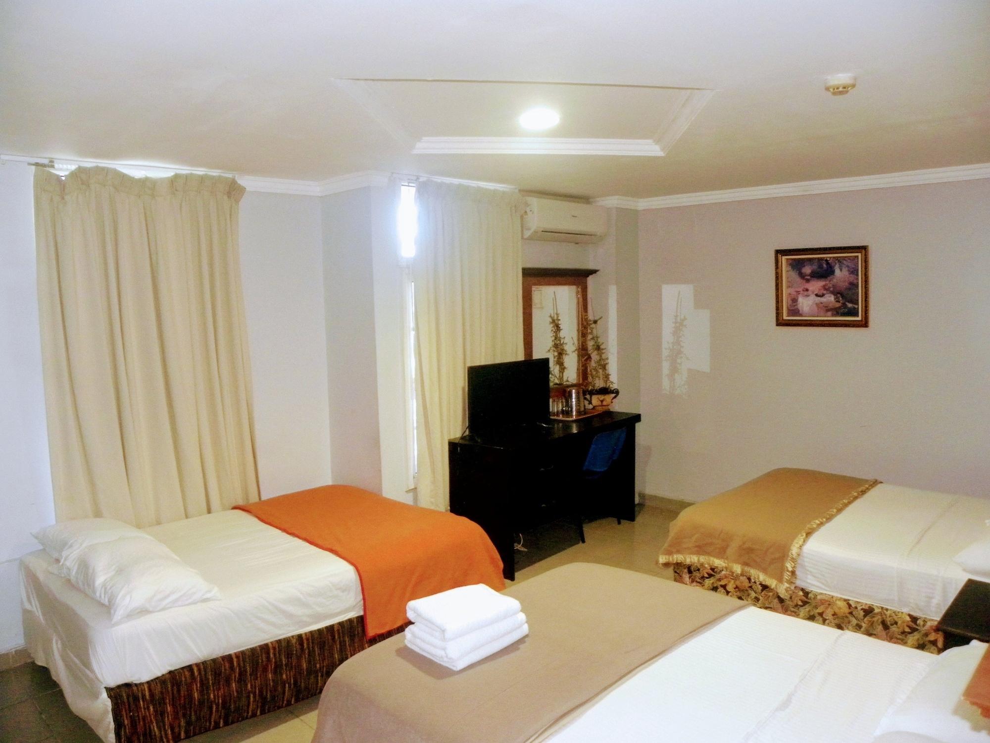 Meryland Hotel Colon Esterno foto